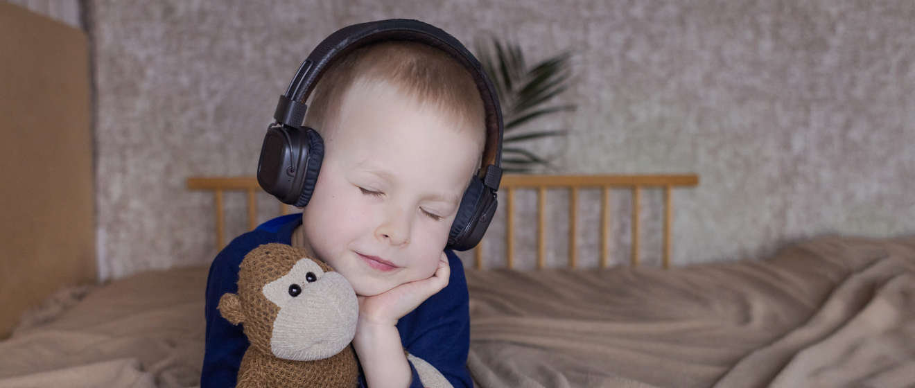 Kind hört eine Gute-Nacht-Geschichte