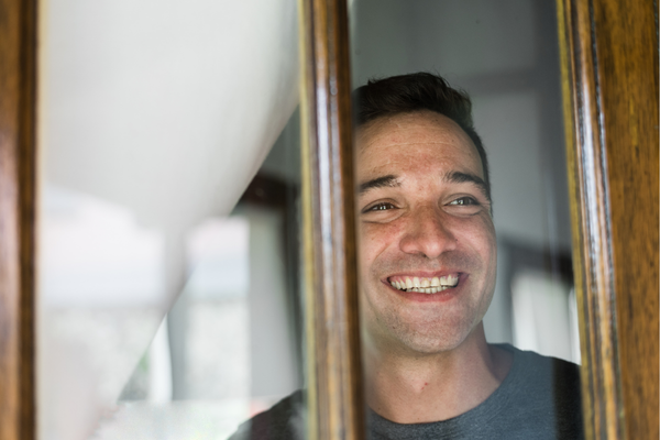 Teilnehmer blickt aus dem Fenster seiner eigenen Wohnung